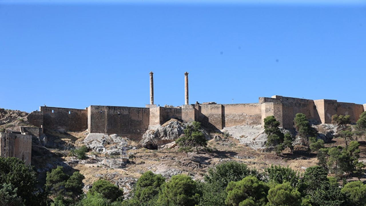 Urfa Kalesi'nde kaya mezarı bulundu