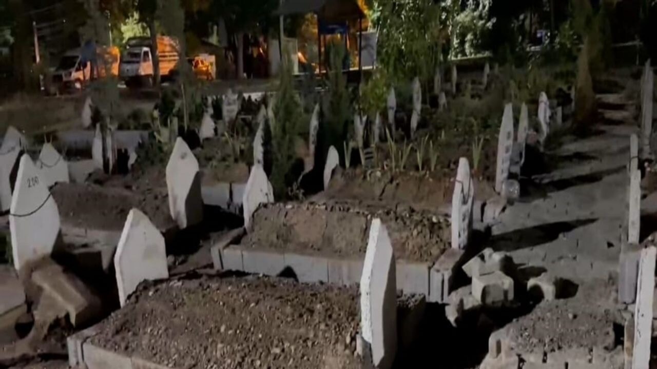 Aileden habersiz cenazeyi çıkarıp yandaki mezara defnetmişler