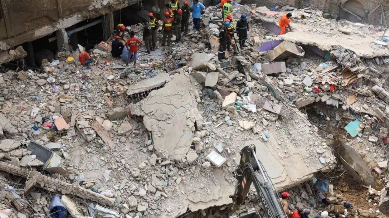 Pakistan Karaçi'de 5 katlı bina çöktü: Ölü sayısı 27'ye çıktı