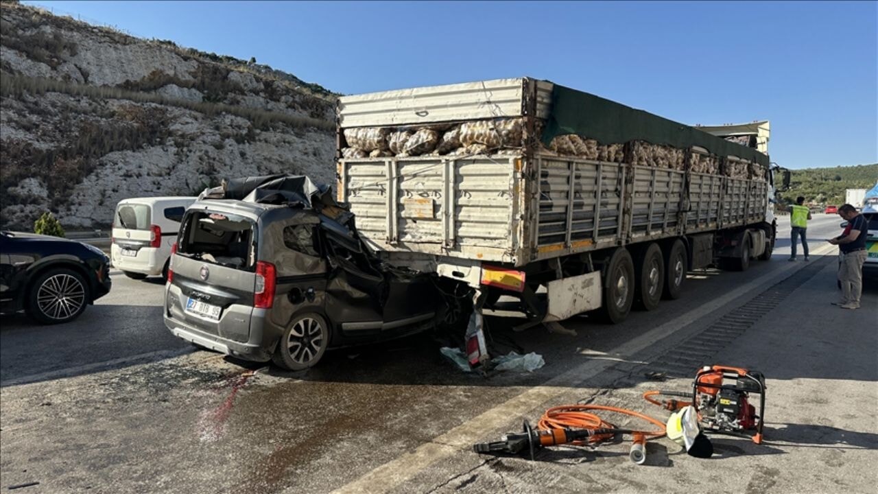 Mersin'de tıra çarpan araçtaki 1'i çocuk 5 kişi öldü