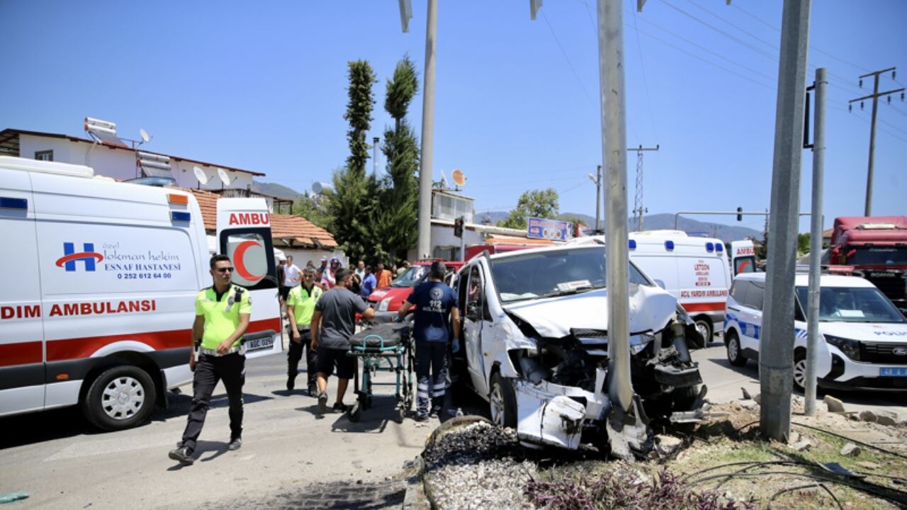 Muğla'da kavşakta feci kaza!