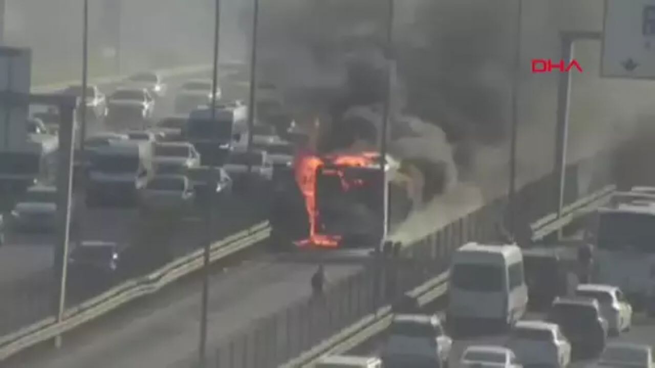 Bir metrobüs daha kül oldu!