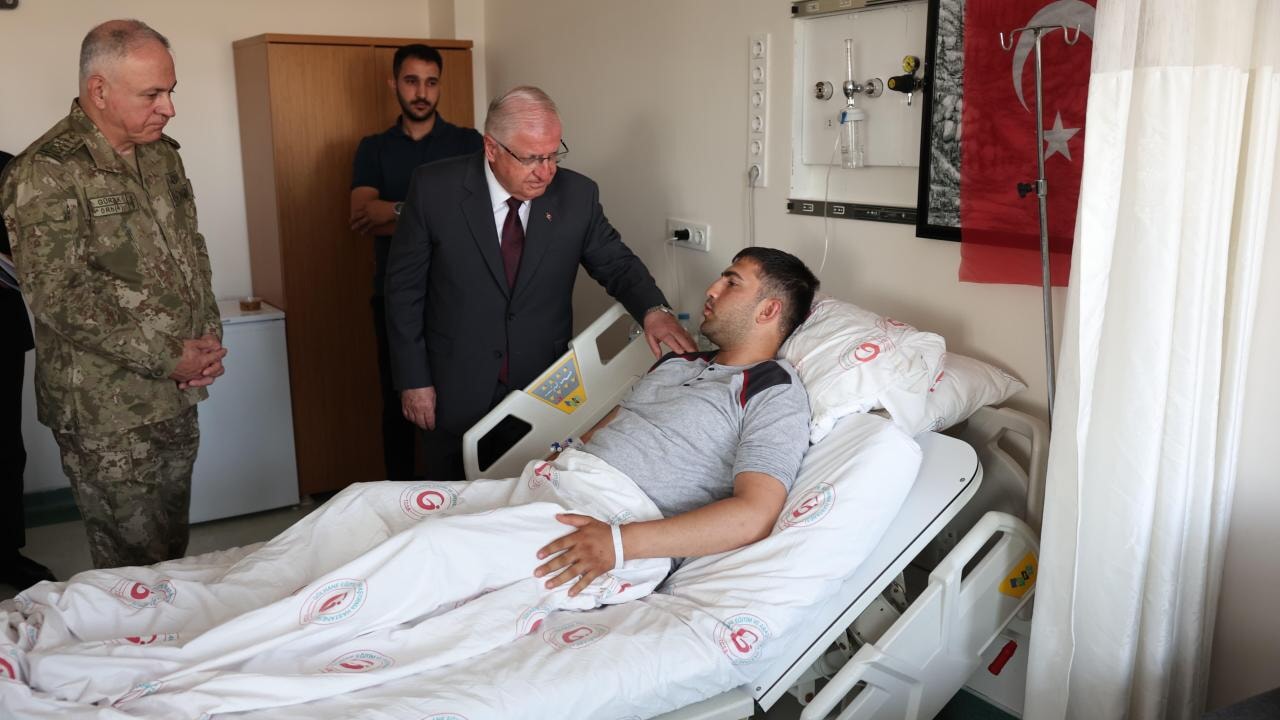 Bakan Güler ve komutanlar, metan gazından zehirlenen askerleri ziyaret etti