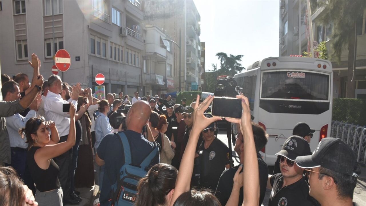 İzmir'deki 'yolsuzluk' soruşturmasında 'ev fiyatına villa' detayı