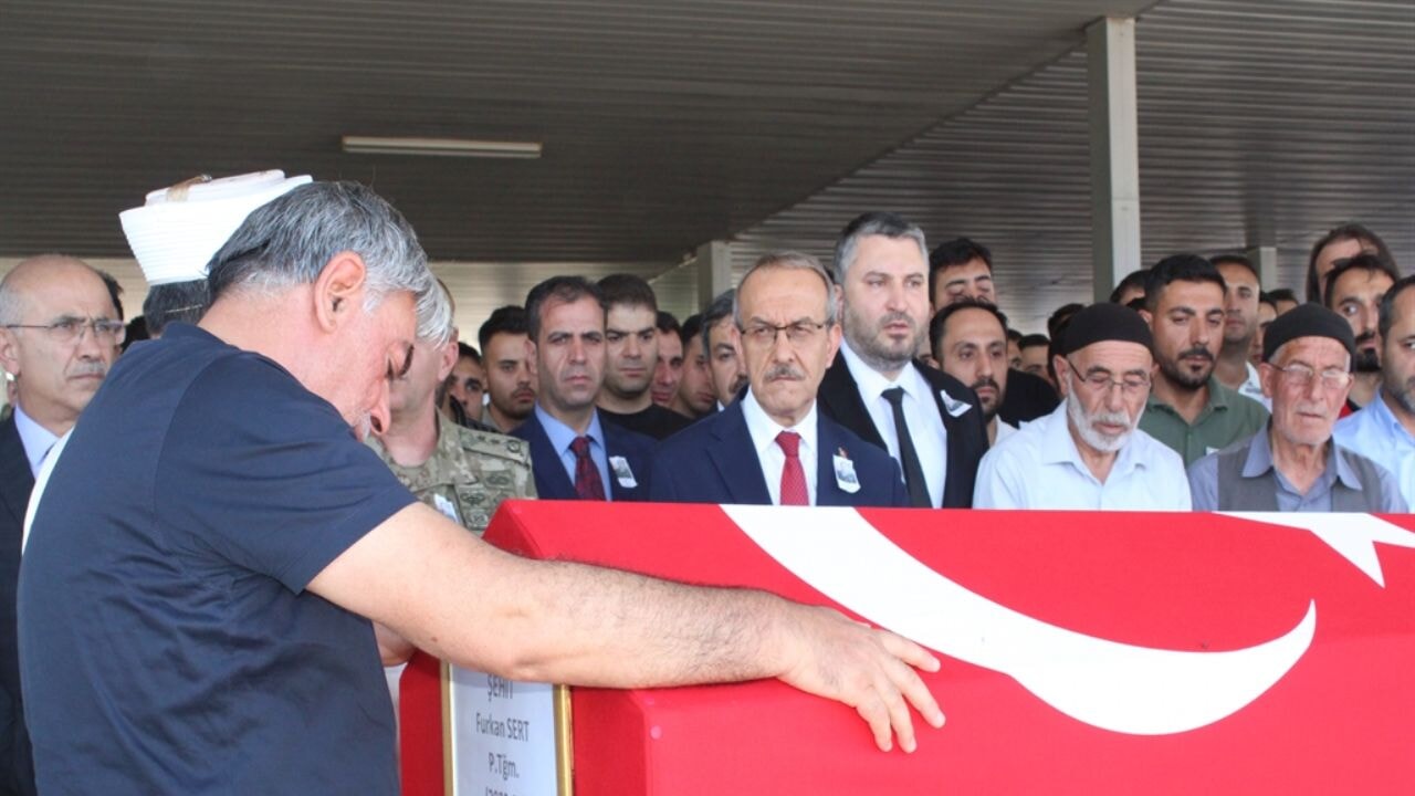 Şehit teğmen son yolculuğuna uğurlandı