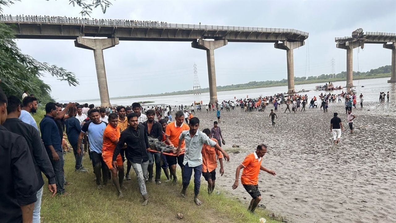 Hindistan'da köprü faciası: 9 ölü