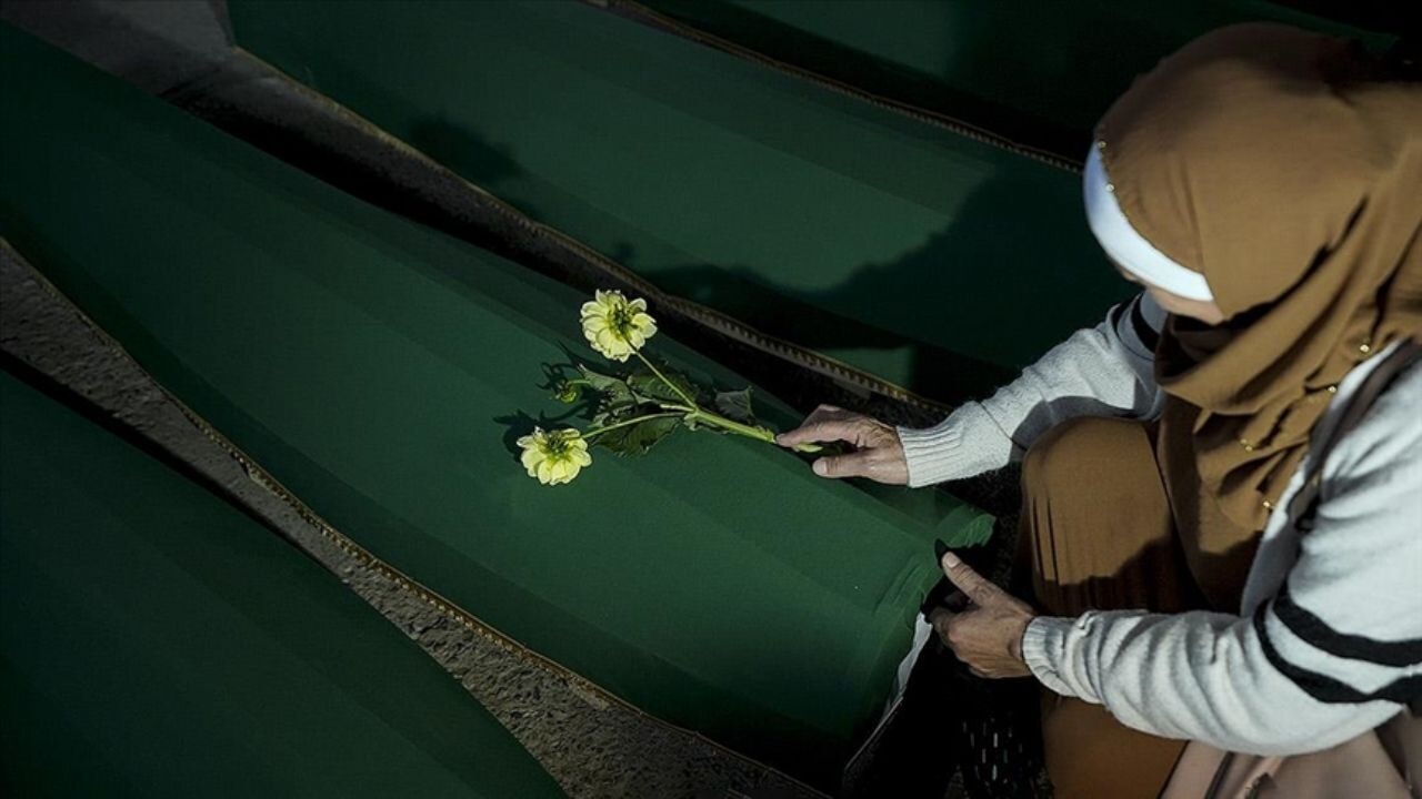 Srebrenitsa Soykırımı'nın 30'uncu yılında toprağa verilecek 7 cenaze, gözyaşlarıyla karşılandı