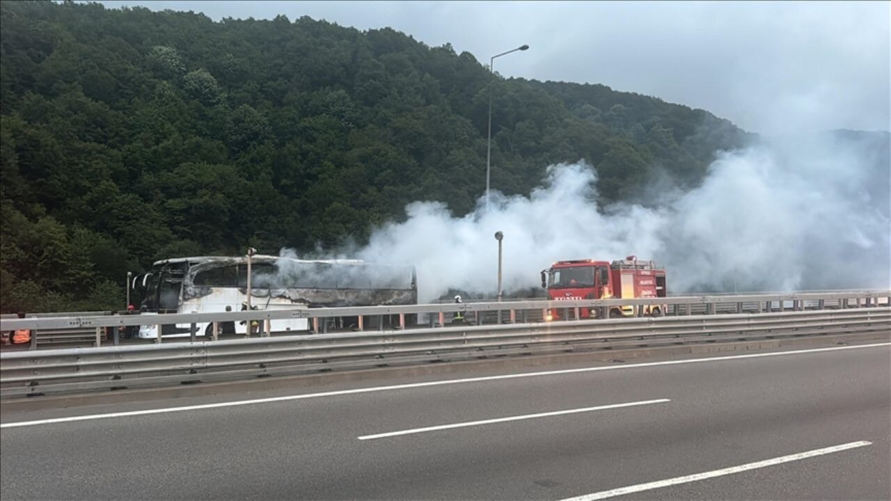 Anadolu Otoyolu'nun Düzce kesimindeki otobüs yangını nedeniyle İstanbul istikameti ulaşıma kapandı