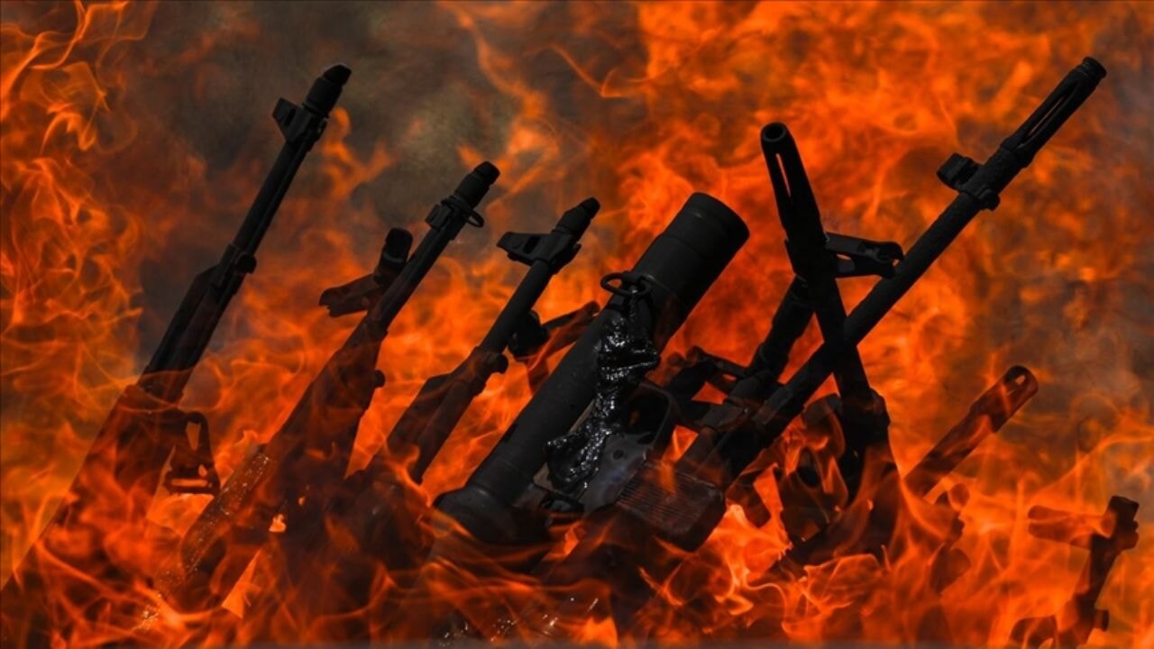 Terör örgütü PKK'dan bir grup silahlarını imha etti