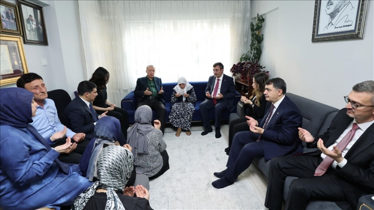 Cumhurbaşkanı Erdoğan, 15 Temmuz'da 3 yakını şehit olan Muzaffer Gülşen'i evinde ziyaret etti
