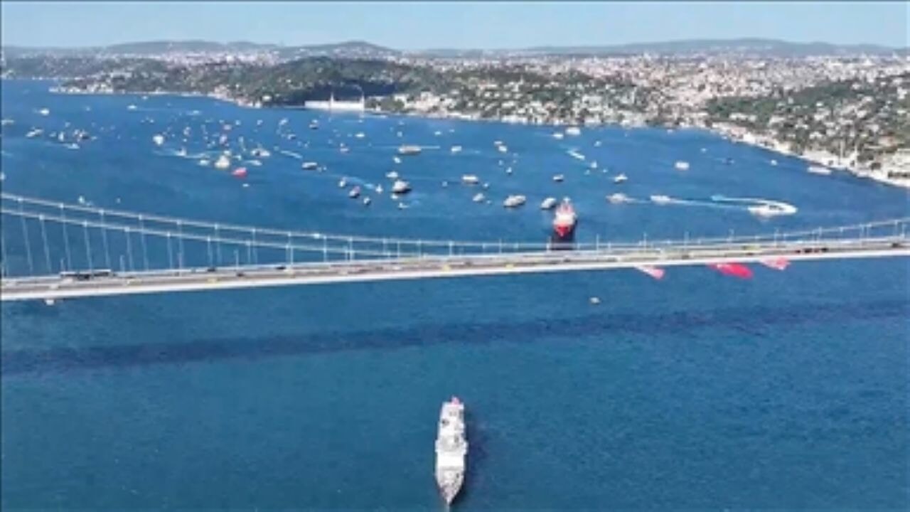 15 Temmuz Derneği ile Sahil Güvenlik Marmara ve Boğazlar Bölge Komutanlığı işbirliğinde İstanbul Boğazı'nda kortej geçişi yapıldı