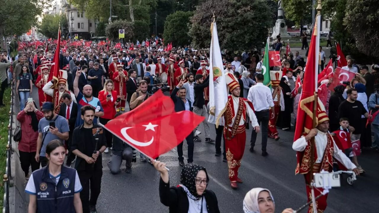 İstanbul'da 15 Temmuz yürüyüşü: Saraçhane'de binler buluştu