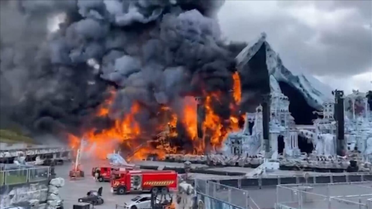 Tomorrowland'ın dev sahnesi çıkan yangında küle döndü