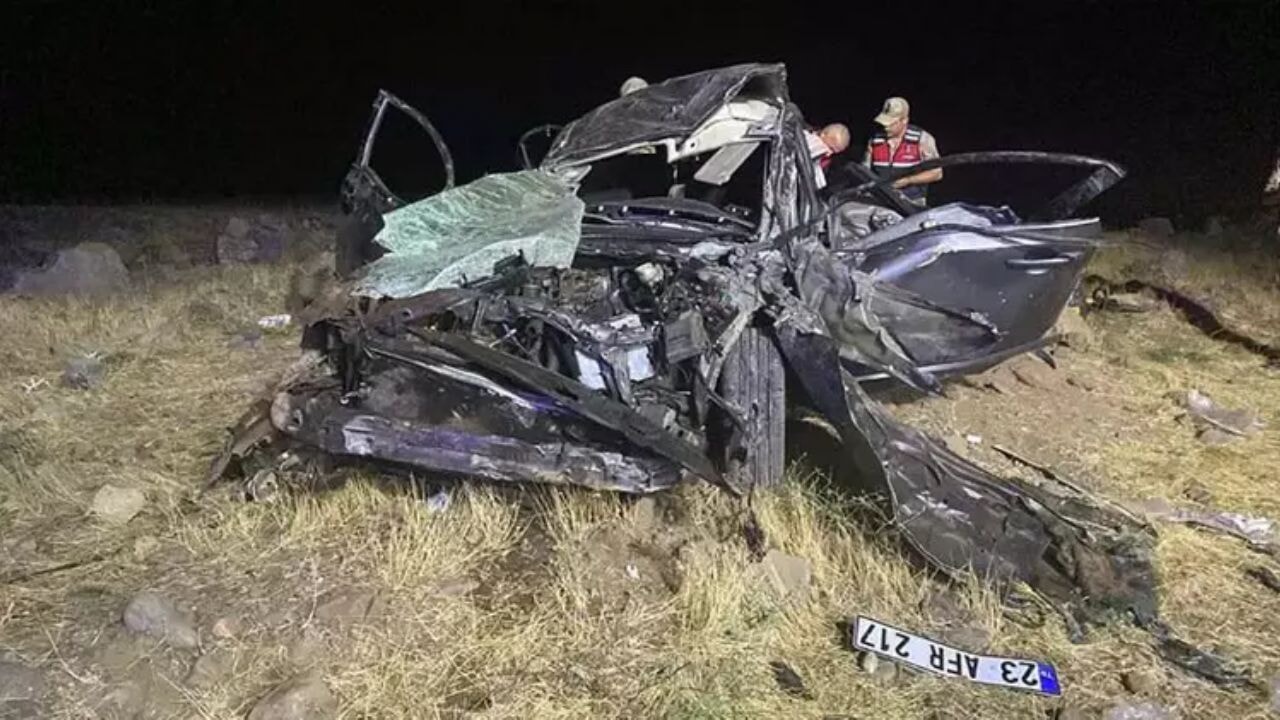 Elazığ Karakoçan'da feci kaza: 2 kişi öldü, 3 kişi yaralandı