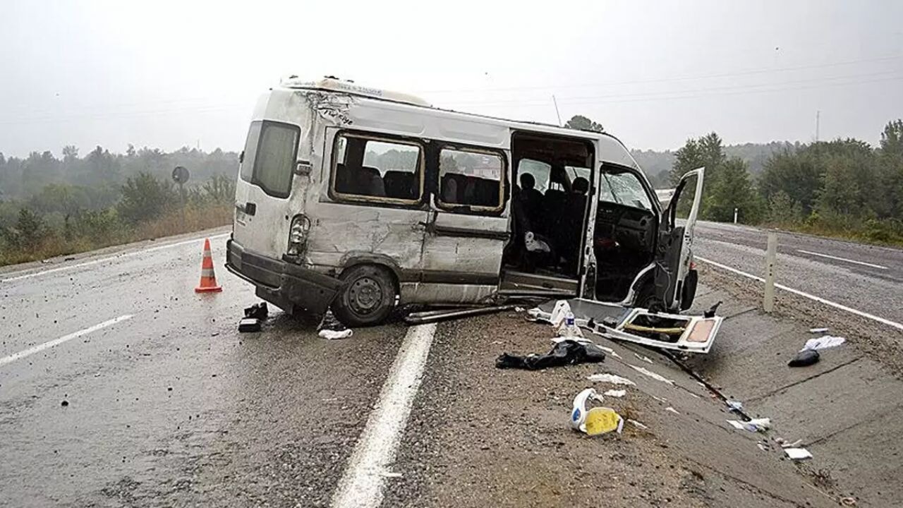 Diyarbakır'da feci kaza: Minibüs devrildi, 18 kişi yaralandı