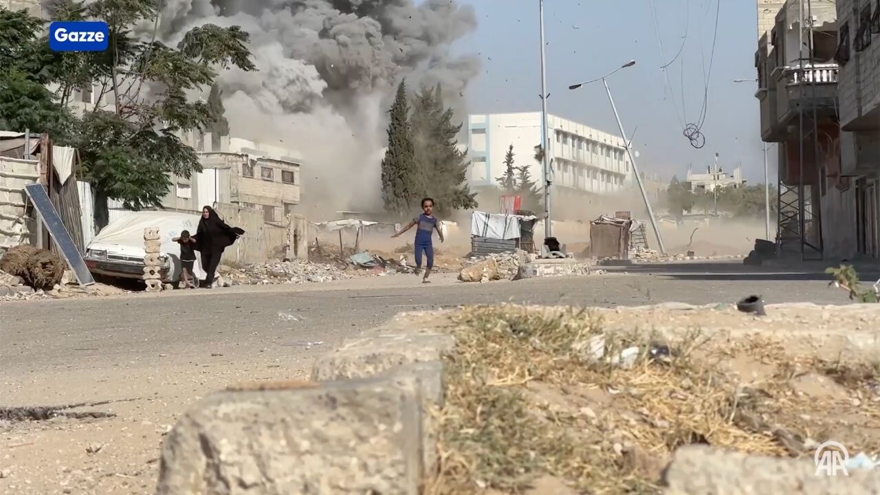 İsrail'in Bureyc Kampı'ndaki bir okula saldırı anı görüntülendi