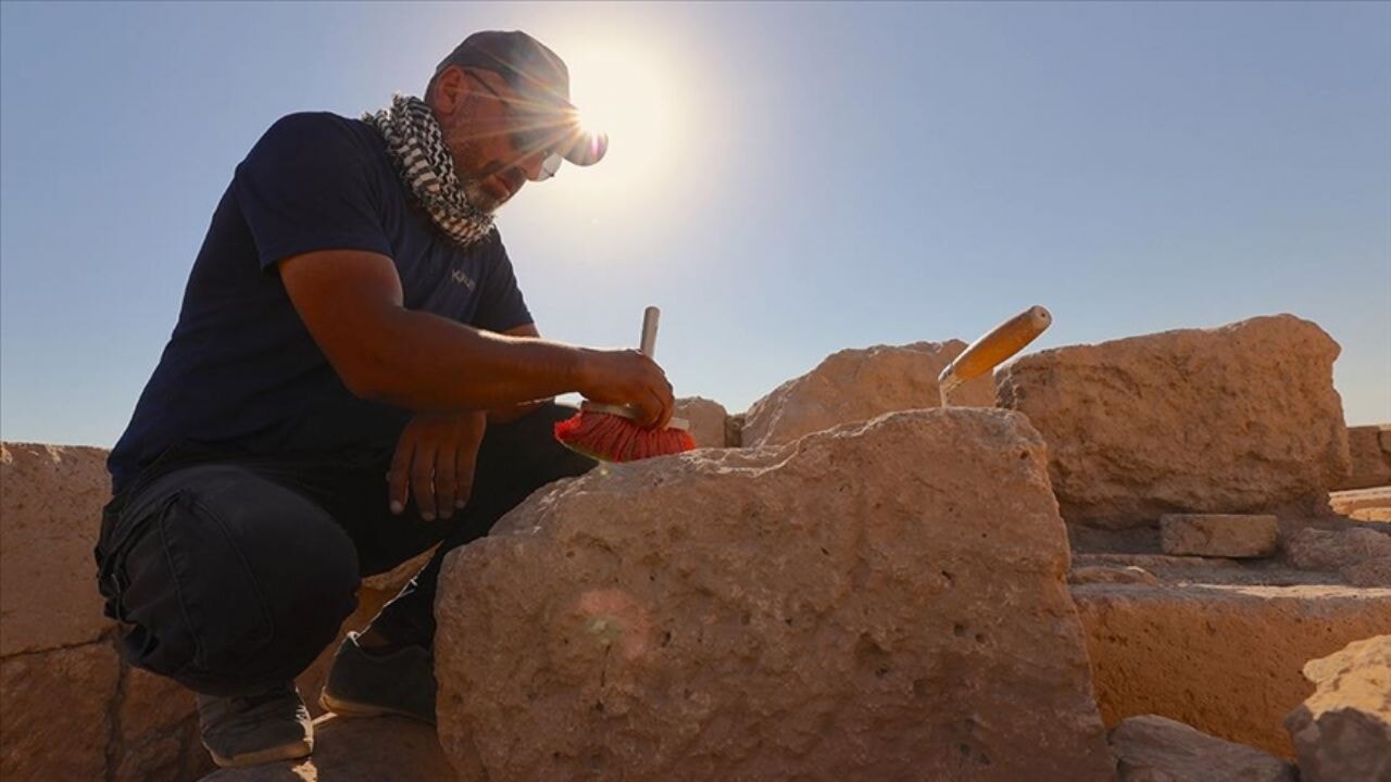 Hava sıcaklığının 45 dereceyi bulduğu Güneydoğu'da tarihin izini sürüyorlar