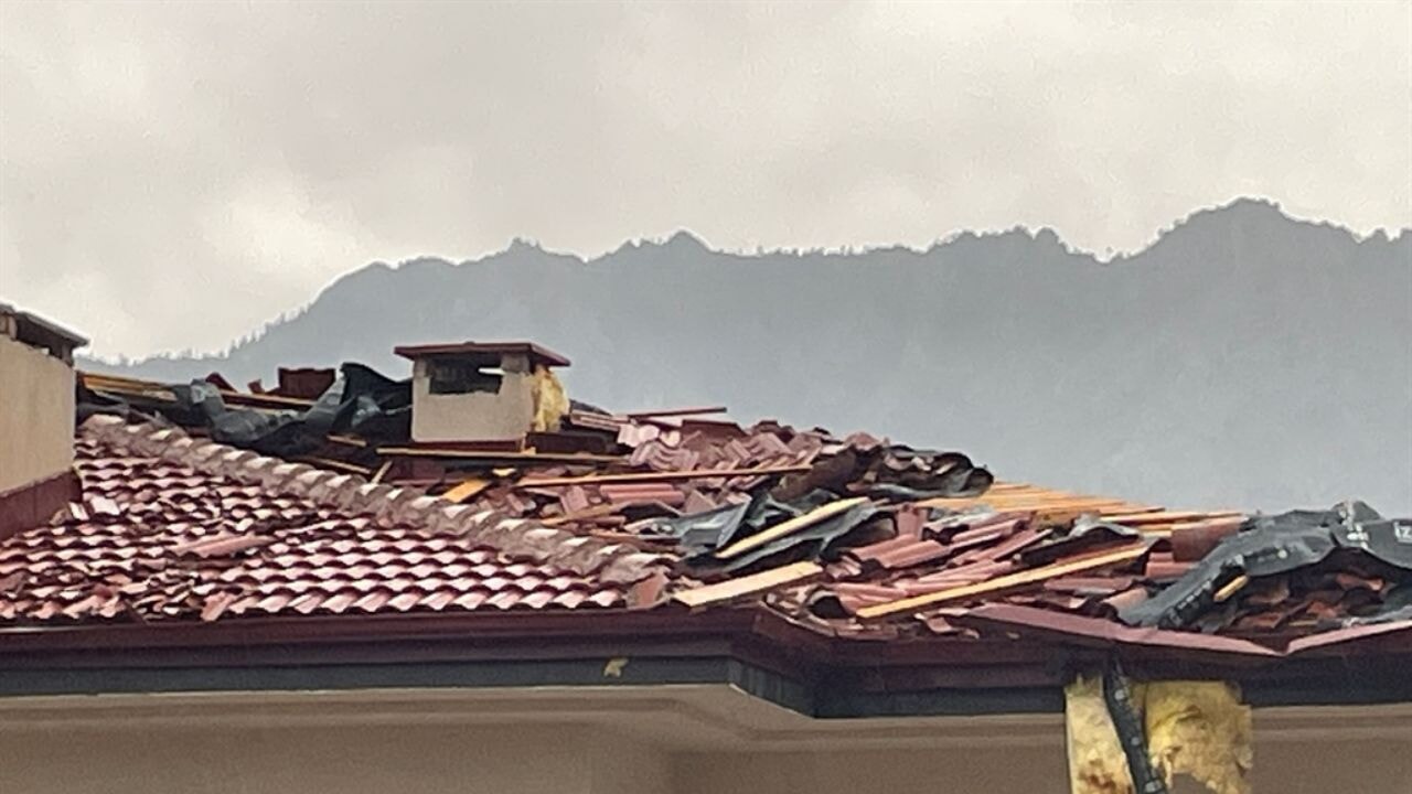 Fırtına çatıları uçurdu, masaları savurdu