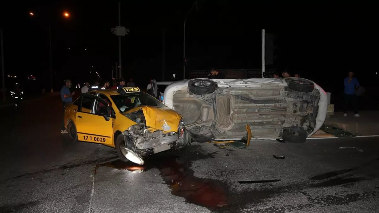 Çanakkale'de meydana gelen trafik kazasında 8 kişi hastanelik oldu