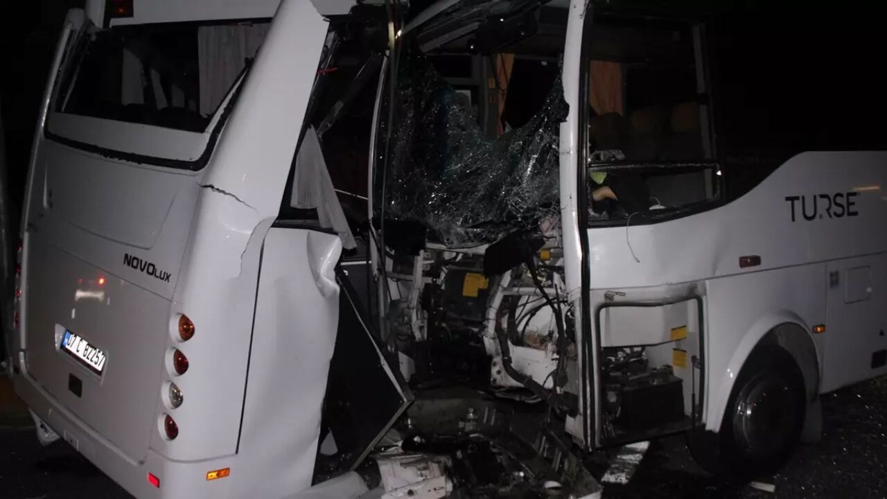 Antalya'da zincirleme midibüs kazası: 6 kişi yaralandı