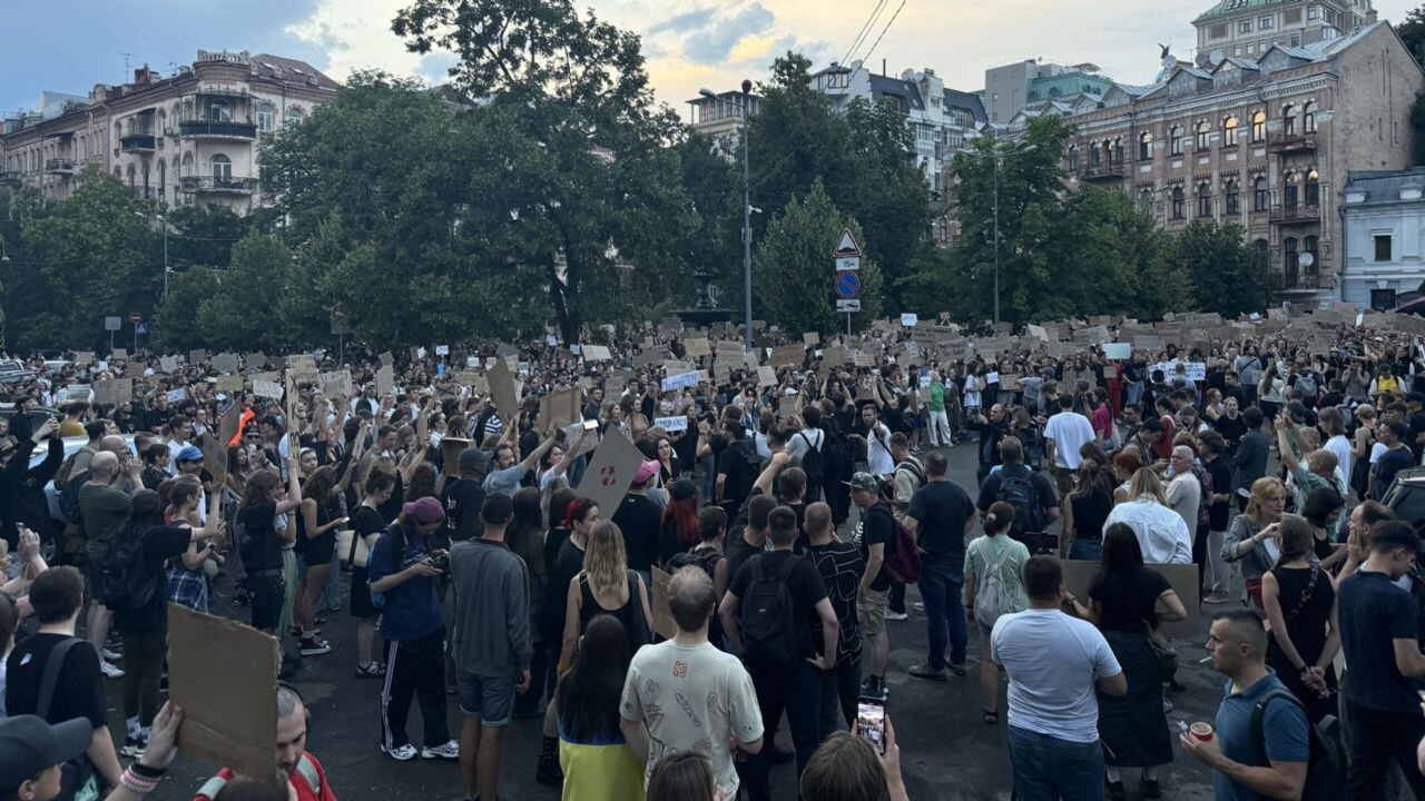 Savaşın ortasında yolsuzluk savcılarına müdahale