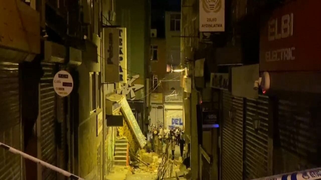 Beyoğlu'da 3 katlı bina patlama sonrası çöktü