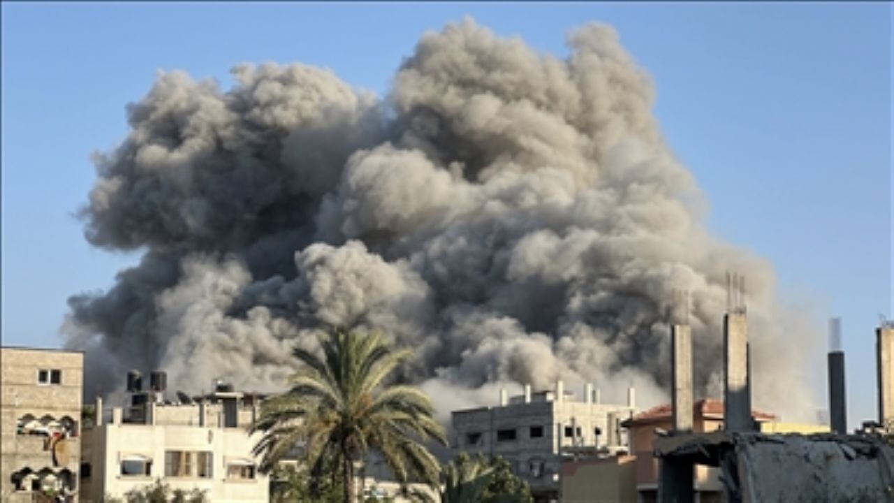 İsrail'in Bureyc Kampı'ndaki Ebu Şemale ailesine ait eve saldırı anı görüntülendi