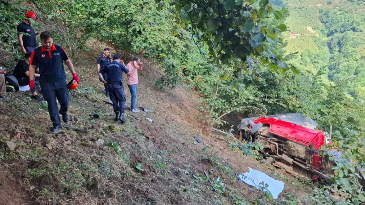 Tirebolu'da trafik kazası: Kamyonet devrildi, işçiler yaralandı