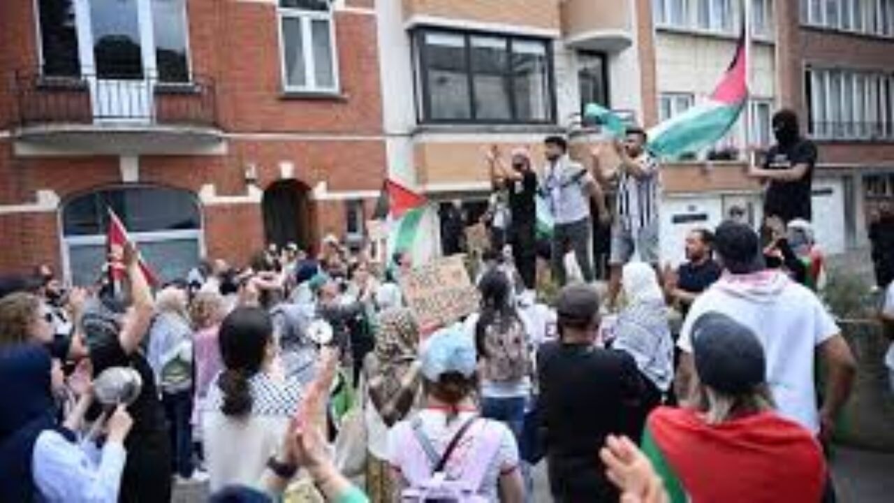 Brüksel'de İsrail Büyükelçiliği önünde protesto gösterisi düzenlendi