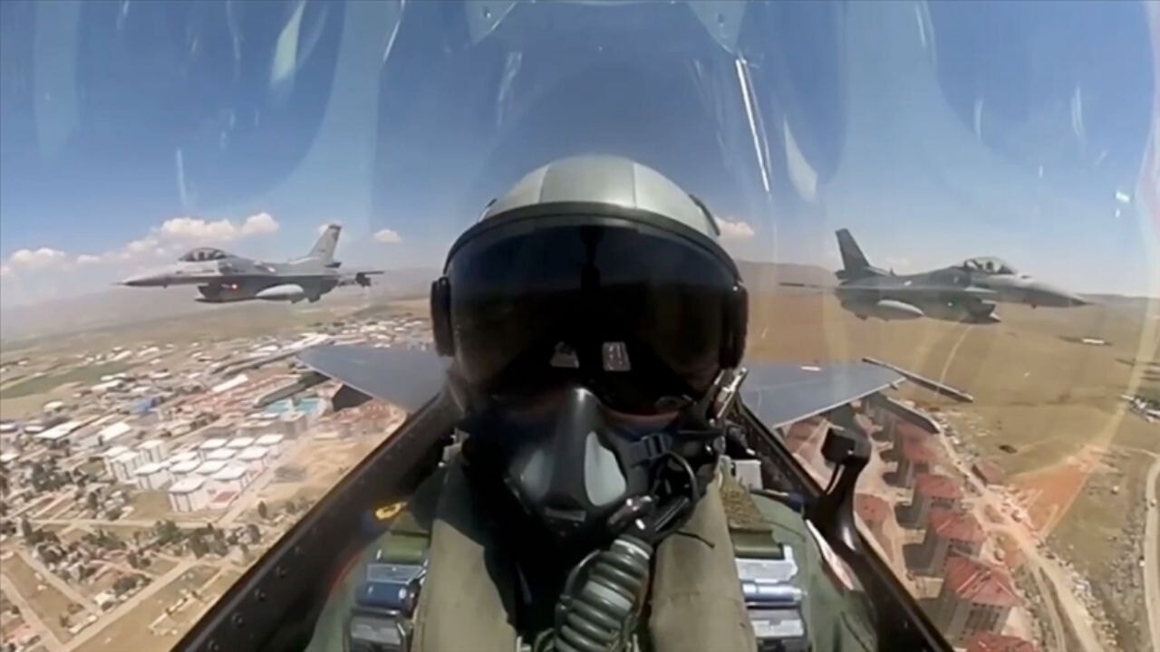 MSB, Erzurum'da uçuş yapan F-16 uçaklarının görüntülerini paylaştı