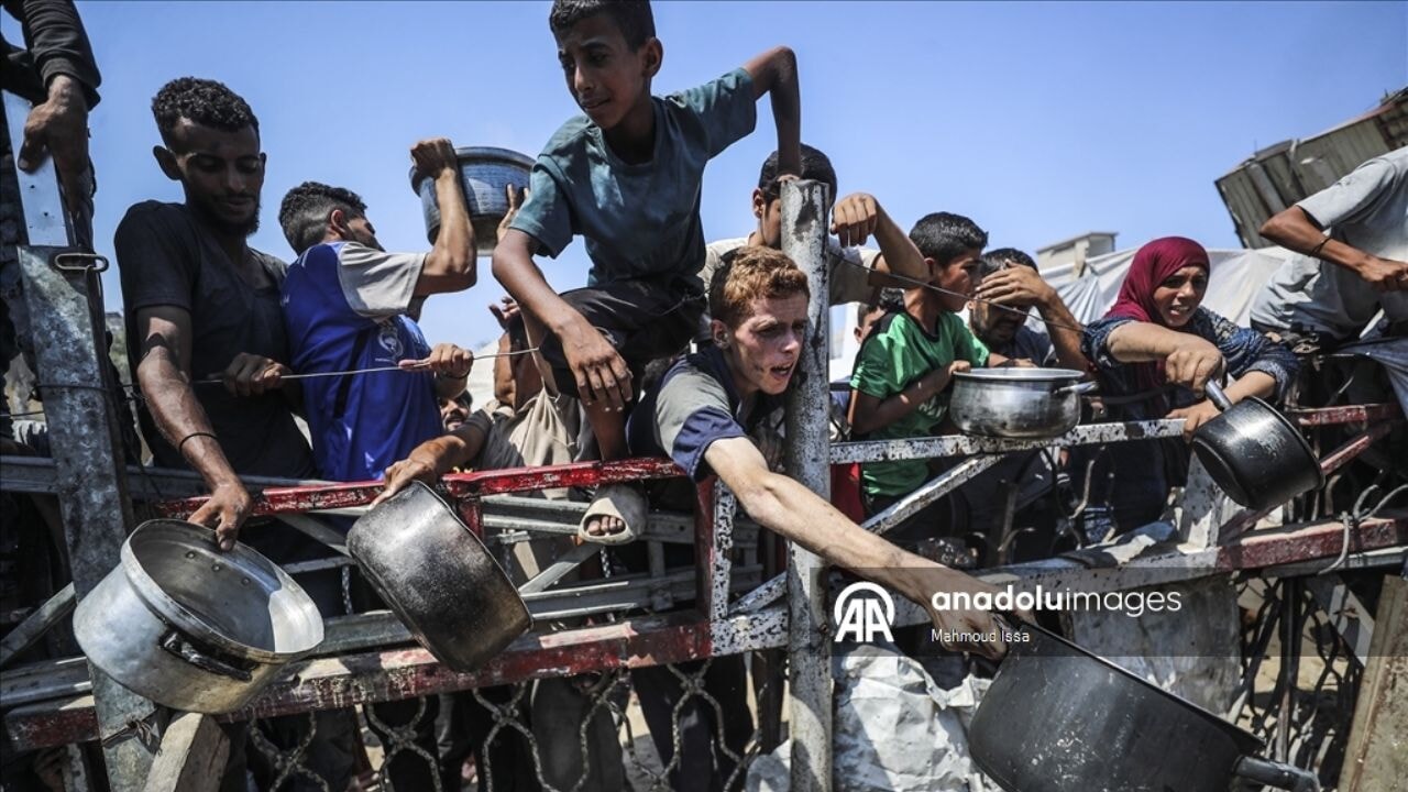 Gazze'de açlıkla mücadele eden Filistinlilere sıcak yemek dağıtıldı