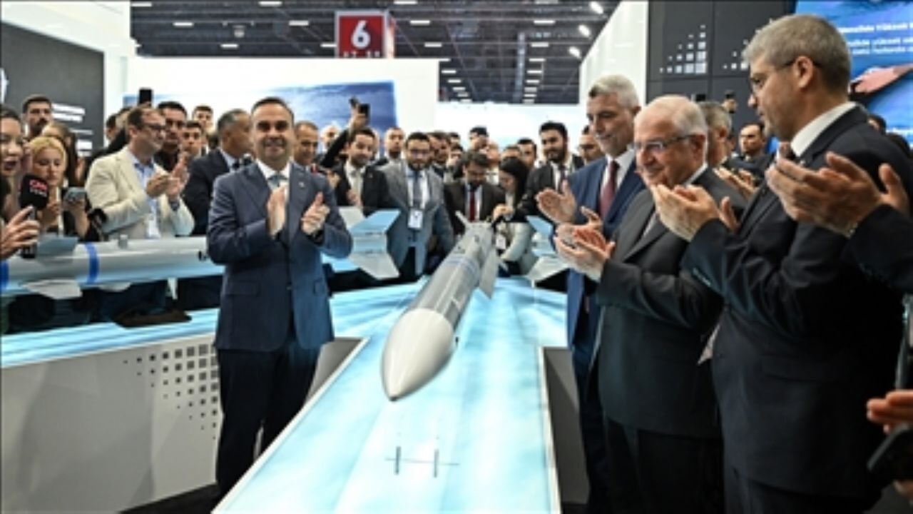 Sanayi ve Teknoloji Bakanı Kacır, IDEF 2025 Fuarı'nda 'GÖKHAN' füzesinin tanıtımında konuştu