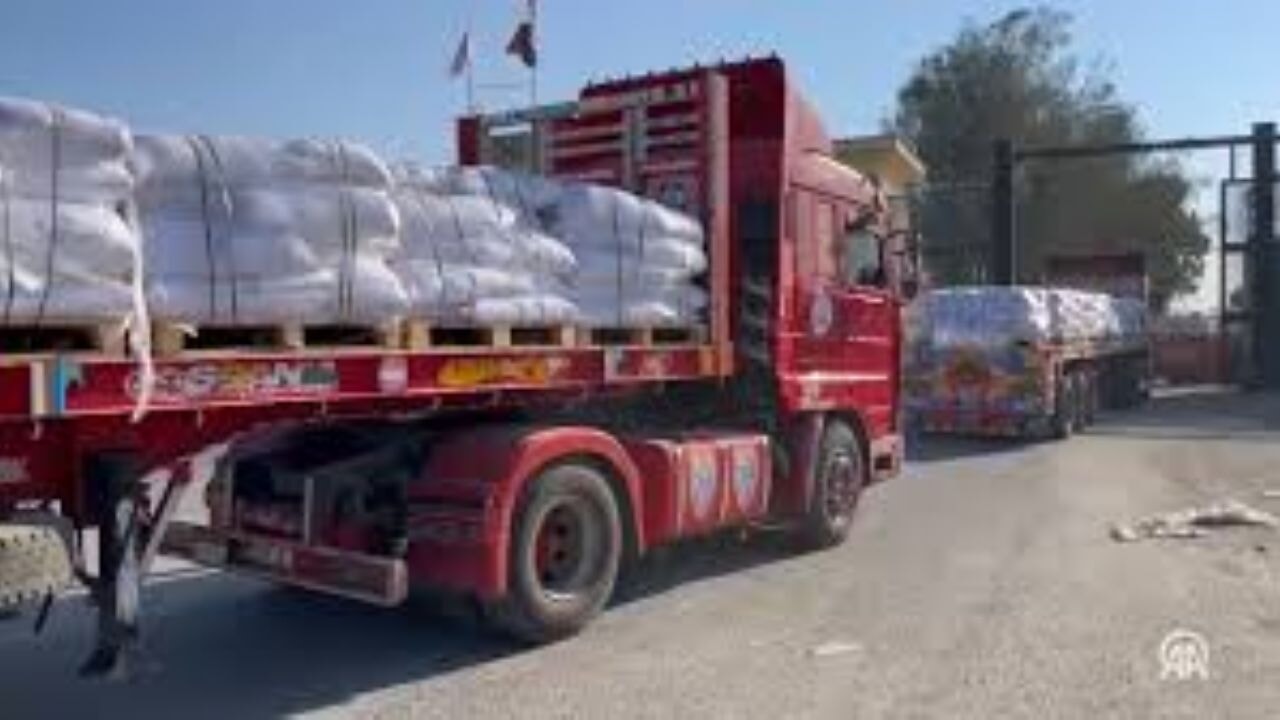 Refah Sınır Kapısı'ndan kısıtlı sayıda insani yardım yüklü tır giriş yaptı