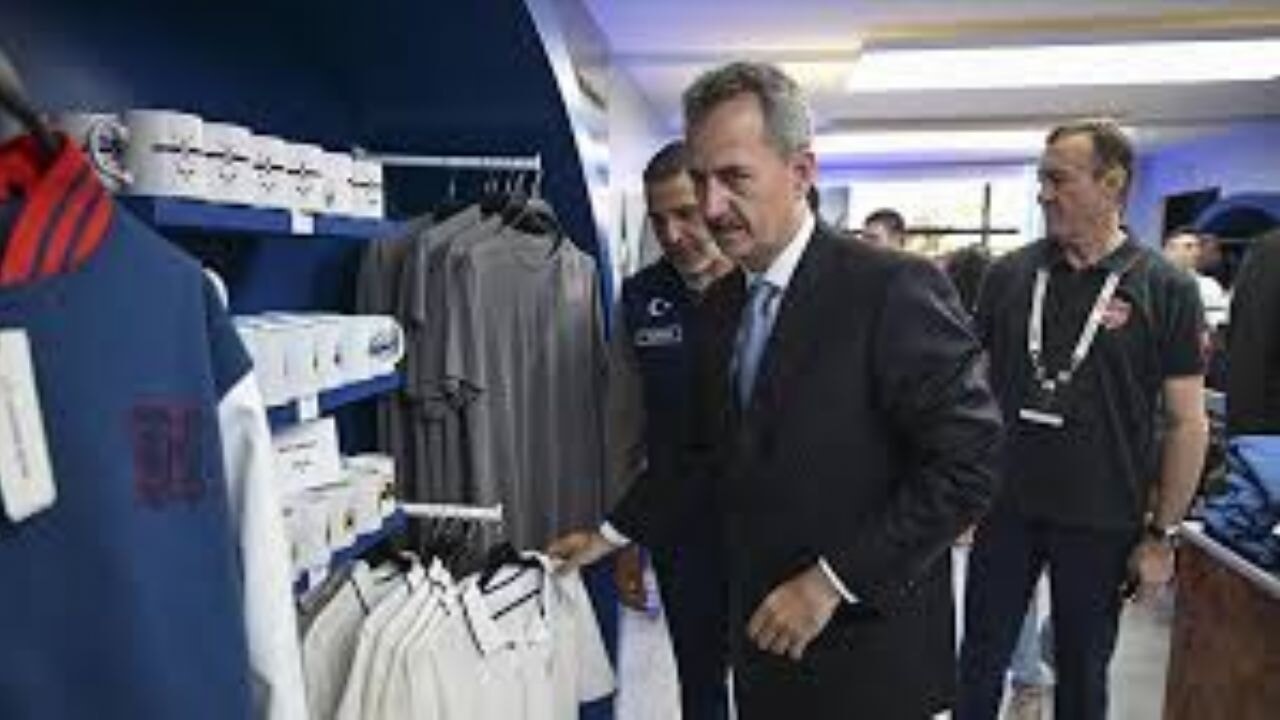 Cumhurbaşkanlığı Savunma Sanayii Başkanı Haluk Görgün, Vakıf Mağaza'yı ziyaret etti