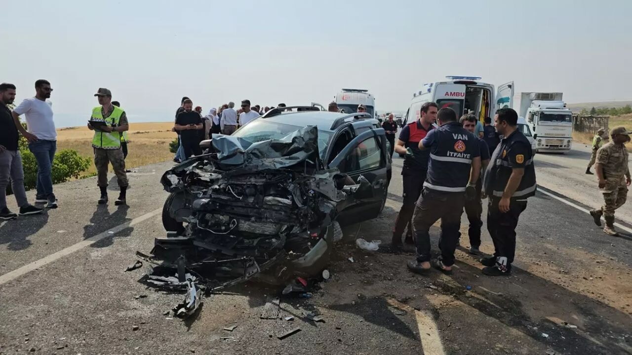 Van'da feci çarpışma: Minibüs ve otomobil kazasında can pazarı