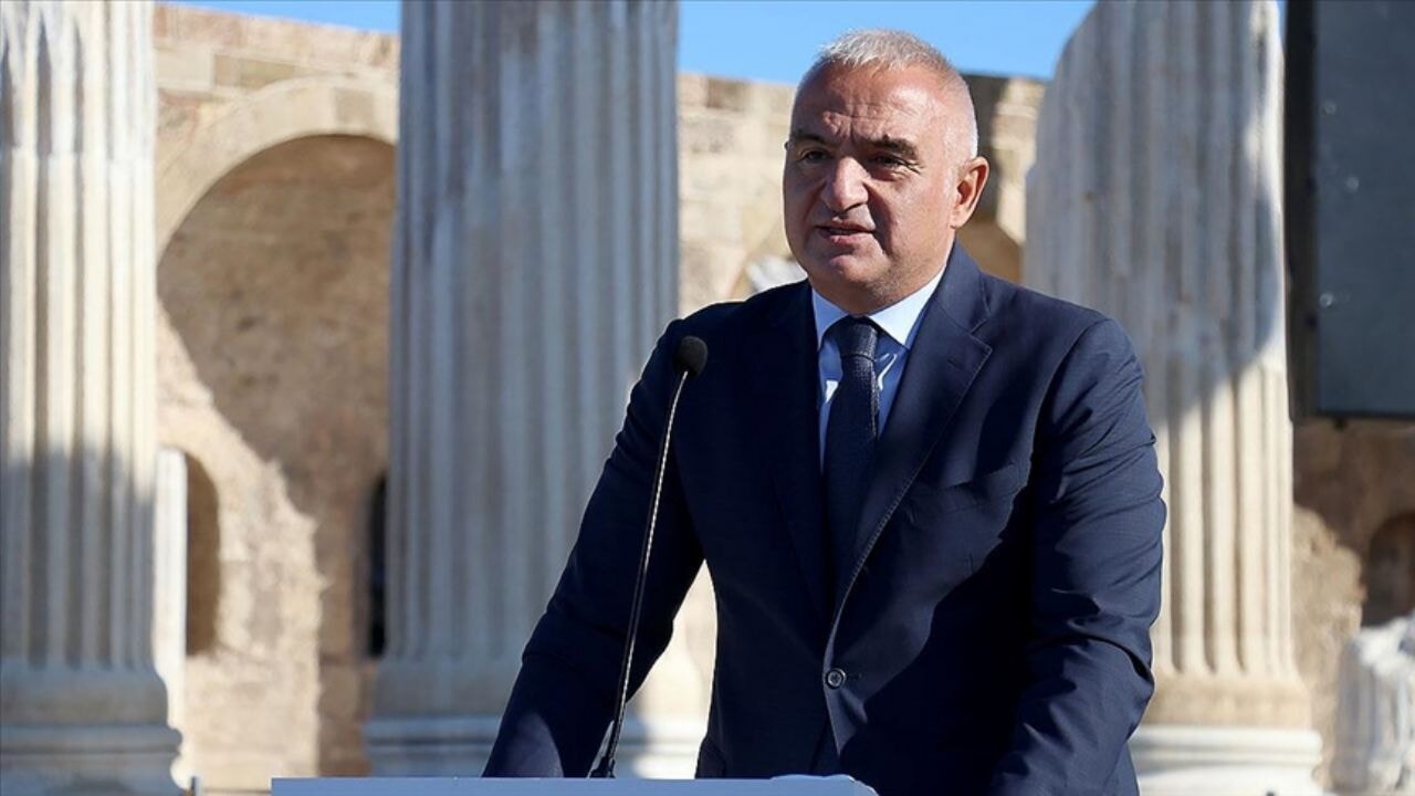 Bakan Ersoy'dan turizmde tarihi rekor açıklaması