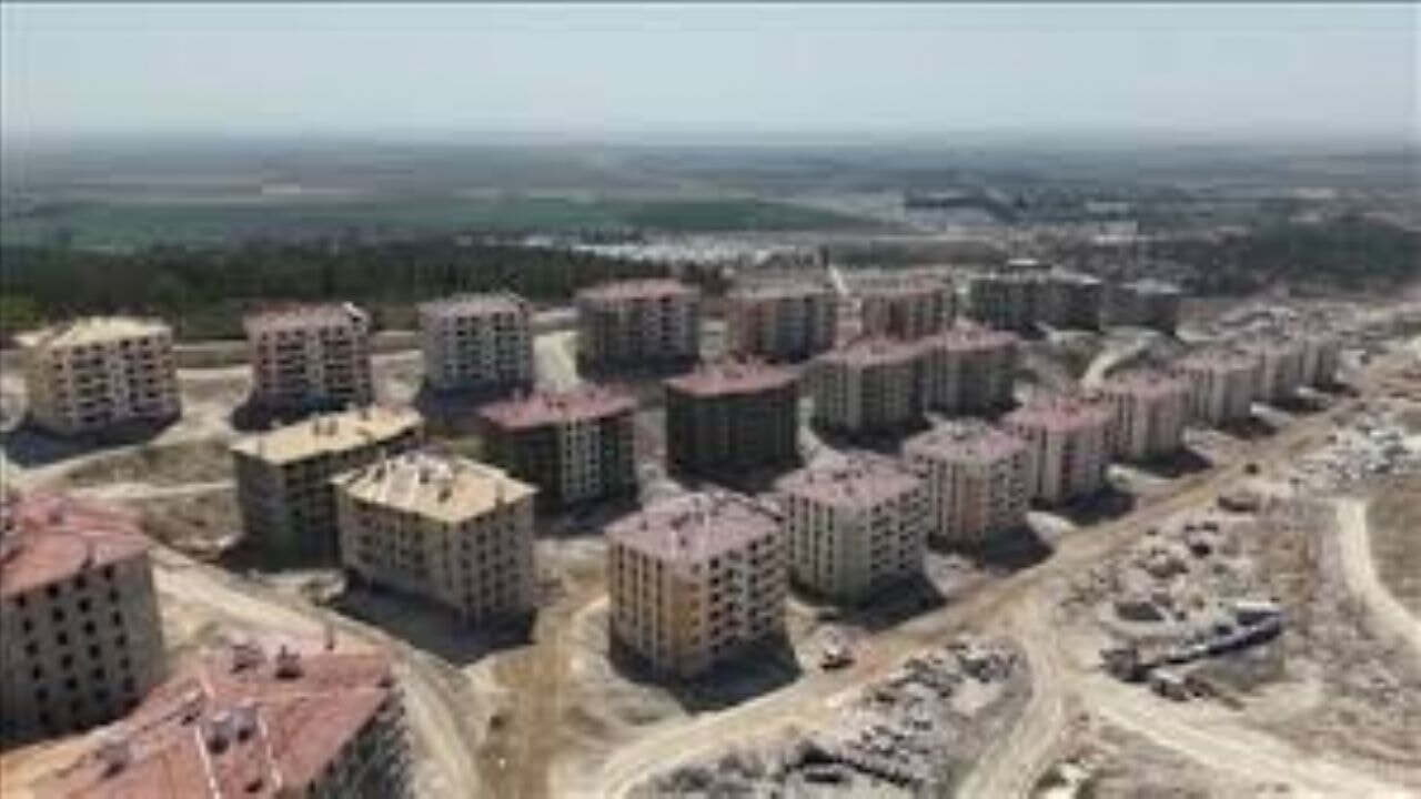 Hatay'da afet konutları ve sosyal donatı alanlarının yapımı sürüyor
