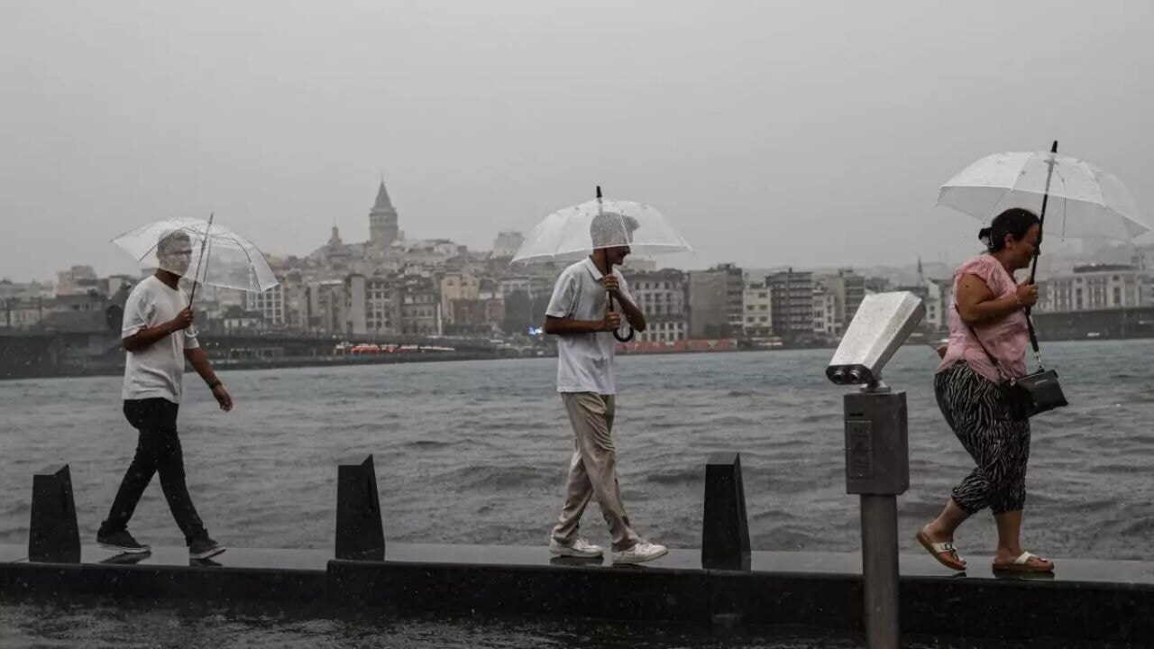 İstanbul'da beklenen yağmur geldi Üç ilçede yağmur etkili oldu