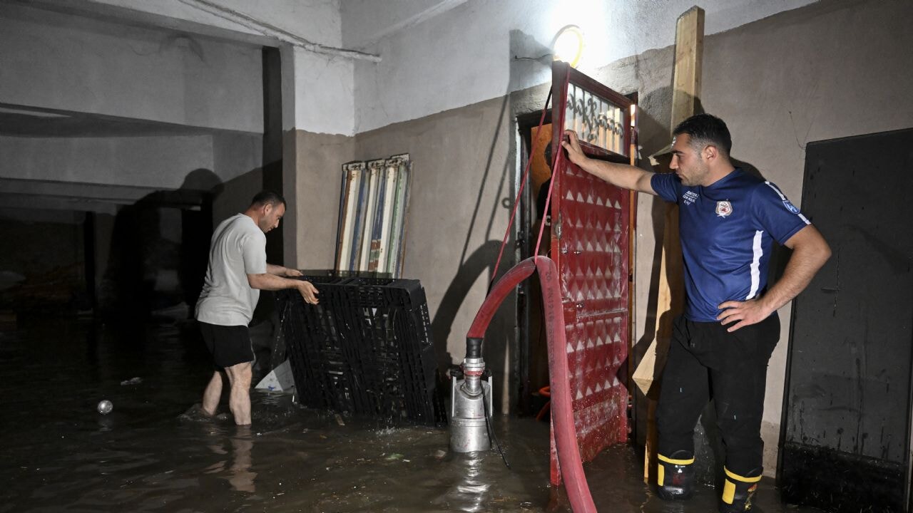 Ankara'da sağanak sonrası su baskınları! Ev ve iş yerlerini su bastı