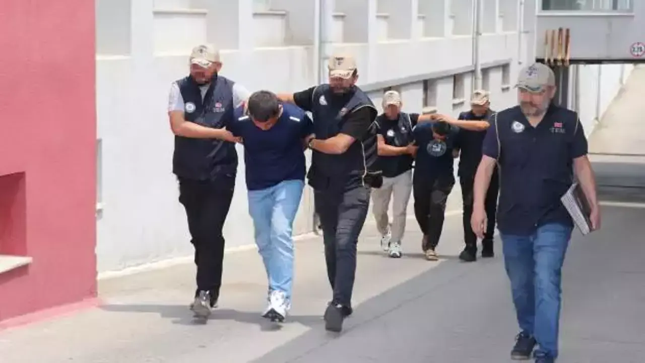 Adana'da aranan 2 firari FETÖ hükümlüsü yakalandı