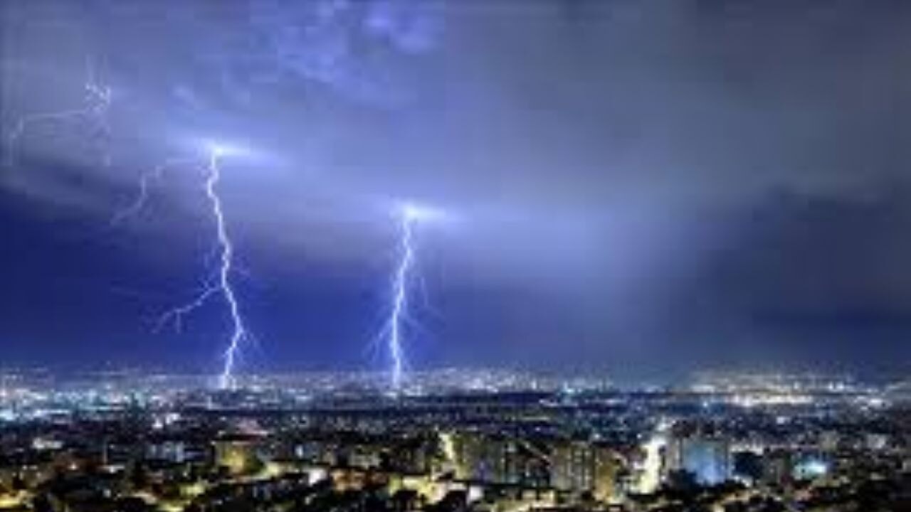 Başkentte şimşekli gece