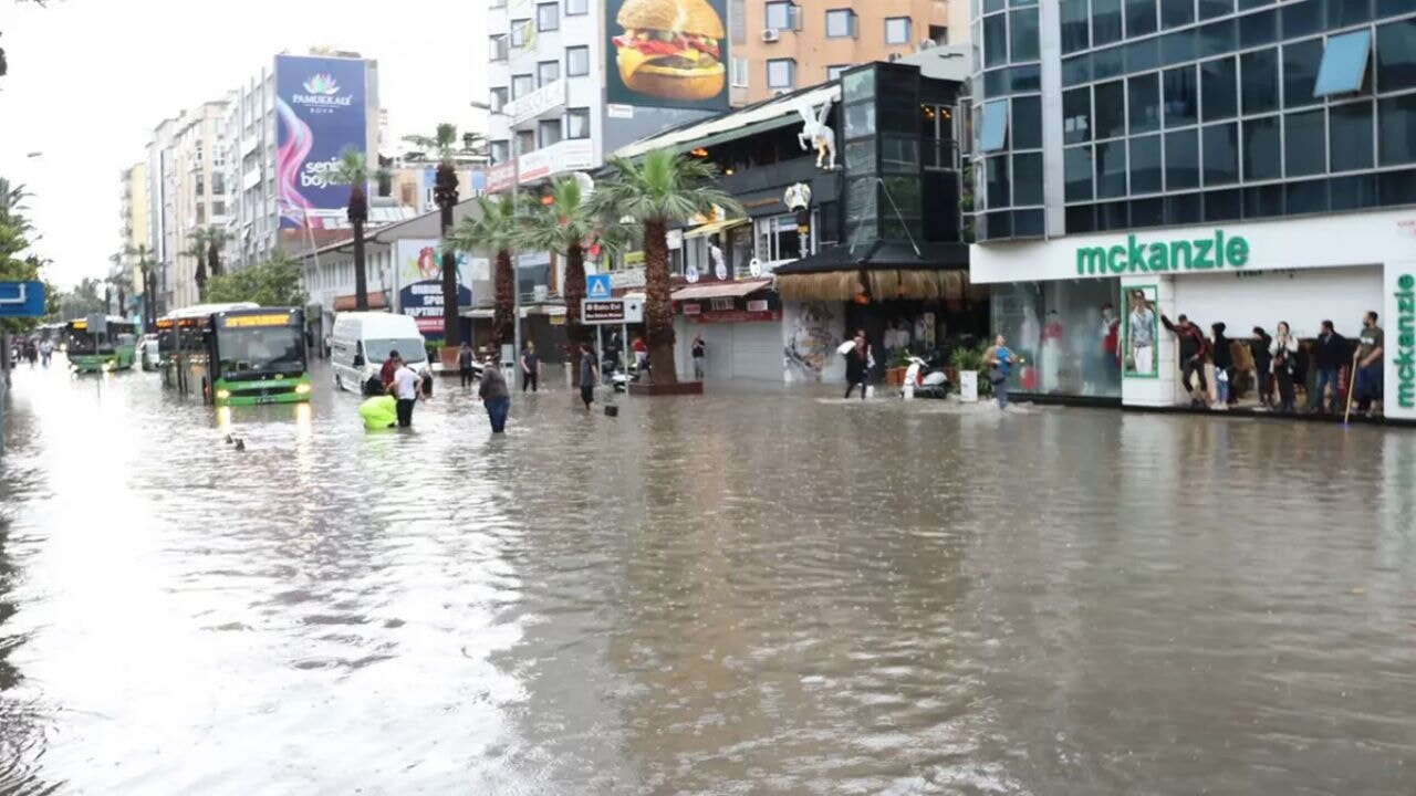 Denizli'de sağanak nedeniyle bazı evleri ve alt geçitleri su bastı