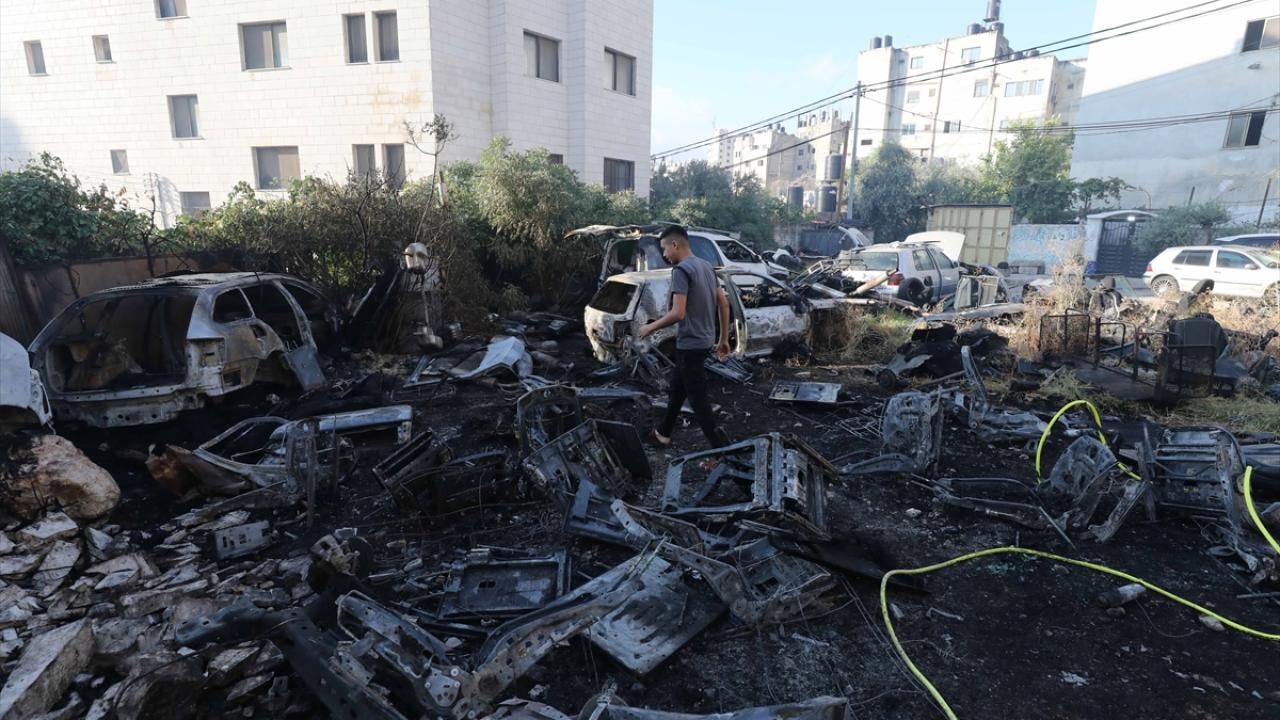 Batı Şeria'da Yahudi yerleşimciler araç yaktı, tehcir hedefi dikkat çekti