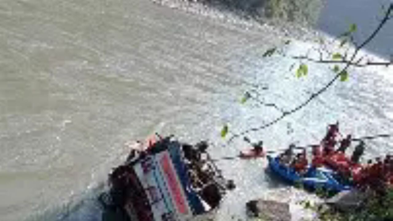 Hindistan'ın tapınak yolunda faciaya giden yolculuk! 11 kişi hayatını kaybetti