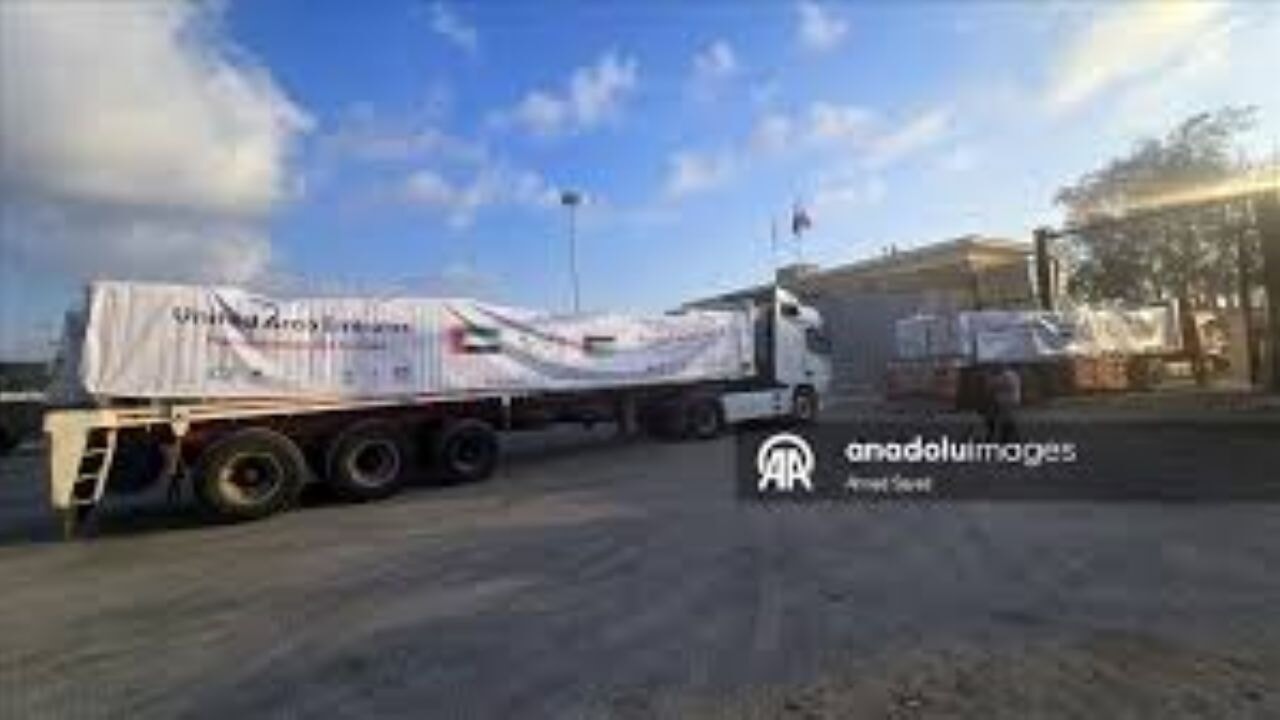 Refah Sınır Kapısı'nın Mısır tarafından kısıtlı sayıda insani yardım yüklü tırın girişi devam ediyor