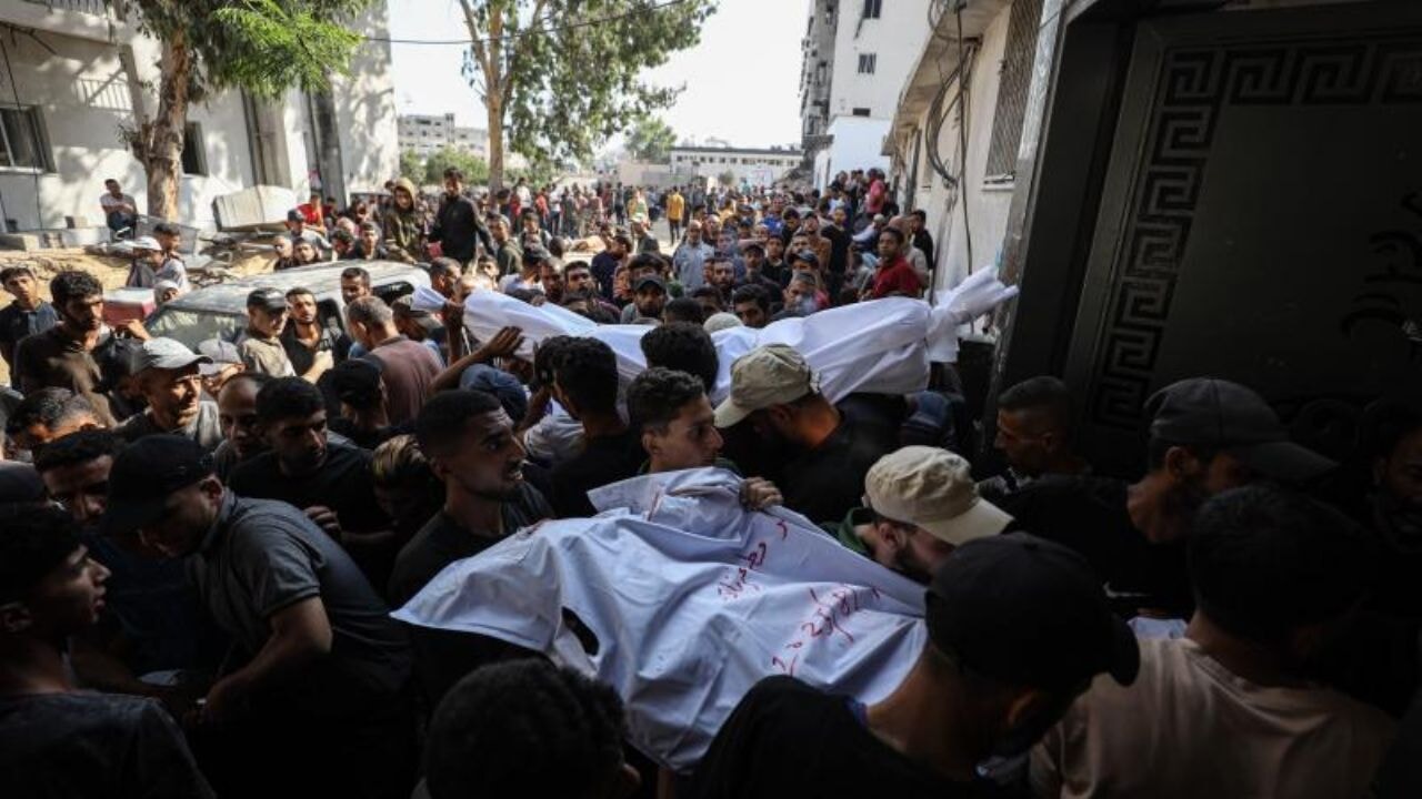 Yardım almak isteyen Filistinlilerin üzerine tır devrildi