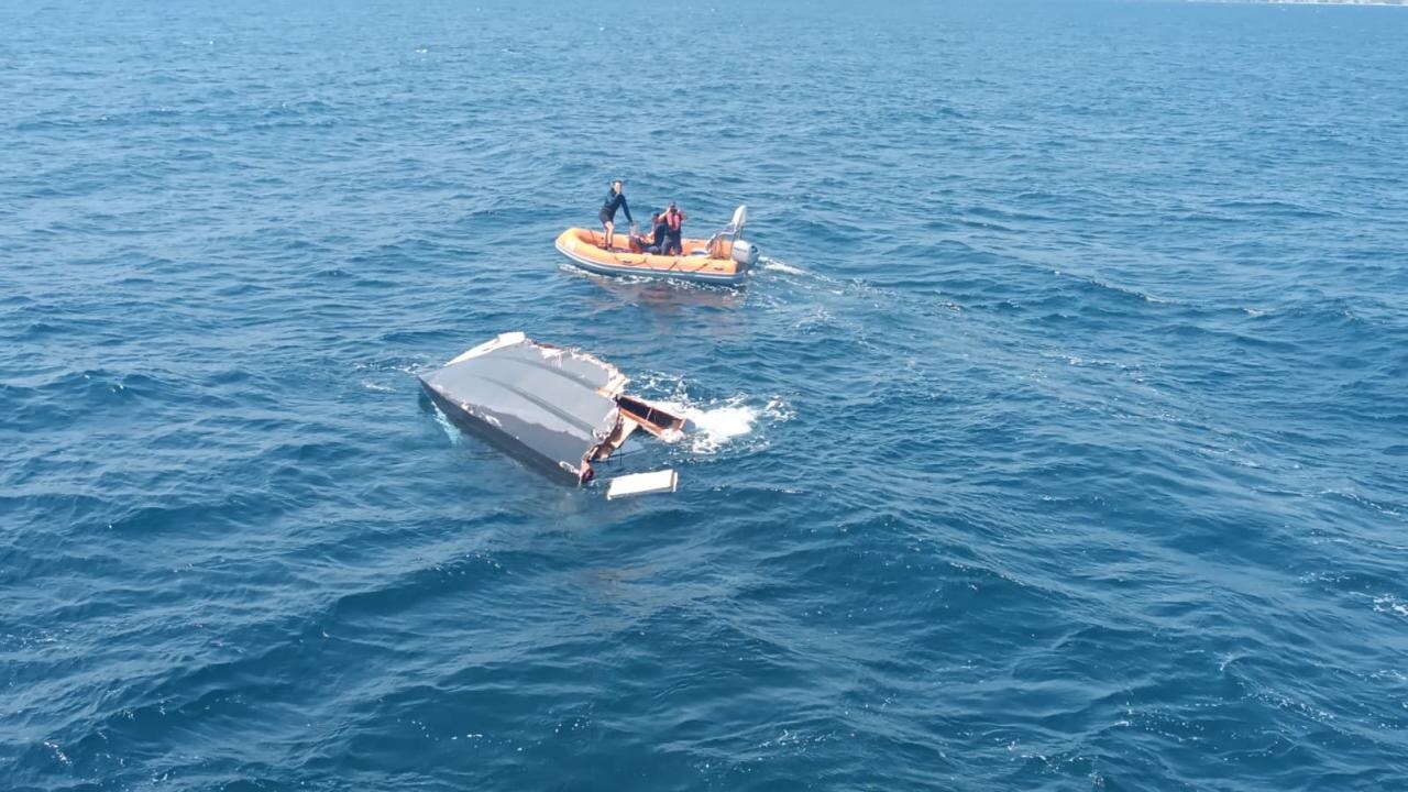 Marmara açıklarında yarı batık tekne bulundu, sahibinden haber yok