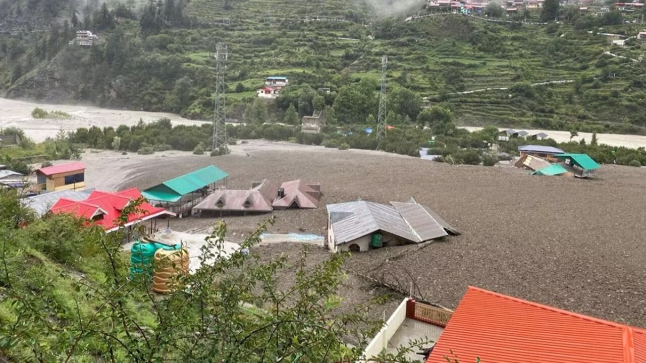 Hindistan'ı sarsan sel felaketi! 100'e yakın kişi kayıp