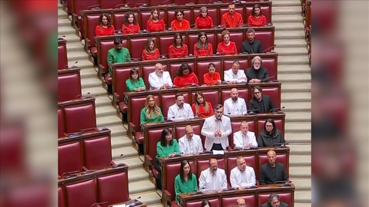 İtalya meclisinde Filistin bayraklı eylem