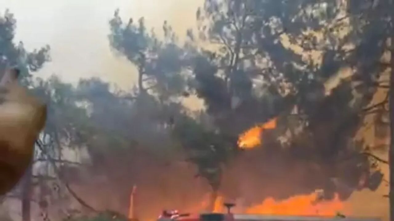 Çanakkale'de yangın paniği! İtfaiye aracı alevlerin ortasında kaldı